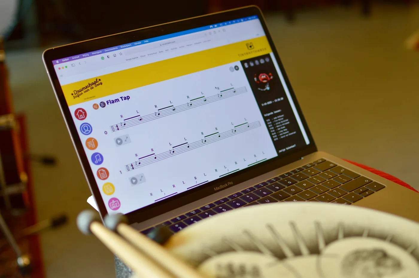 Drumnotatie op de laptop met een oefenpad ervoor